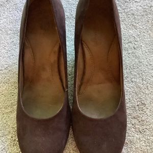 AEROSOLE Plum Tree wedge heel pump. Faux suede, dark brown Sz 10.